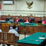 Hakim Ketua, I Made Yuliada, didampingi oleh anggota, Manambus Pasaribu dan Lujianto, saat membacakan putusan. Foto: MUJI HARJITA/BANGSAONLINE