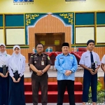 Tim dari Kejari Kota Kediri bersama kepala sekolah dan beberapa siswa. Foto: Ist