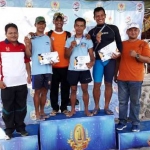 Para atlet senam dari Koarmada II yang menyabet medali emas menerima hadiah.
