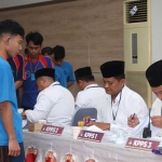 Para WBP di Lapas Kediri saat antre untuk mencoblos. Foto: Ist.