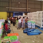 Proses pemindahan kotak suara dari Kabupaten Pamekasan ke Surabaya dijaga ketat personel polisi dan disaksikan perwakilan parpol.