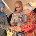 Gubernur Jawa Timur Khofifah Indar Parawansa dalam acara Anugerah Penyiaran KPID Jawa Timur 2019, Rabu malam (30/10/2019). foto: Istimewa/ BANGSAONLINE.com