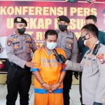 Kapolresta Sidoarjo Kombes Pol. Kusumo Wahyu Bintoro sedang menanyai tersangka.