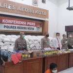 Kapolres Kediri Kota, AKBP Miko Indrayana (ketiga dari kiri) dan jajaran. (foto: ist).