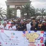 Wali Kota Kediri Abdullah Abu Bakar (tengah kaos hitam) bersama peserta gowes saat singgah di Monumen SLG Kediri. Foto: Ist.