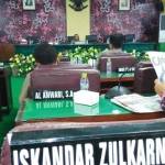 Kursi Ketua Komisi III kosong ditinggalkan Iskandar Zulkarnaen, sebelum diambil alih anggota dewan dari partai oposisi.