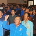 Para kader Partai Demokrat saat menerima pembekalan dan pembukaan posko pemenangan Khofifah-Emil.