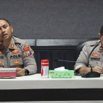 Kapolres Ngawi AKBP Dwiasi Wiyatputera (kiri) saat mengikuti zoom meeting dengan Itwasda Polda Jatim.