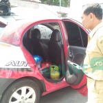 Mobil milik pelaku dan sejumlah helm yang diduga merupakan hasil curian. foto: AKINA/ BANGSAONLINE