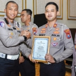 Kasat Lantas Polres Sumenep AKP Beny Kuncoro (tengah) saat menerima penghargaan