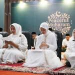 Wali Kota Kediri Vinanda Prameswati (dua dari kanan) saat mengikuti istighotsah dan doa bersama di Balai Kota Kediri. Foto: Ist. 