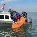 Petugas saat mengevakuasi jasad korban ketiga tragedi perahu muat besi tua yang tenggelam. Foto: Ist.