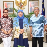 Gubernur Khofifah saat bertemu Duta Besar Indonesia untuk Malaysia, Hermono.