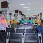 Wakil Bupati Gresik, Aminatun Habibah, saat berbincang dengan warga di Mal Pelayanan Publik. Foto: SYUHUD/BANGSAONLINE
