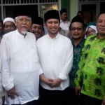 Emil Elestianto Dardak (dua dari kanan), bersama KH. Robbach Ma