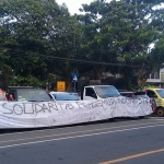 Kendaraan pendemo saat di depan Kantor Bupati Banyuwangi.