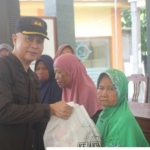 Kajari Tuban Armen Wijaya saat menyalurkan paket sembako kepada masyarakat.