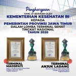 Inilah penghargaan yang diraih Jawa Timur atas kemenangan Terminal Maospati Kabupaten Magetan yang dinobatkan sebagai Juara 1, dan Terminal Anjuk Ladang Kabupaten Nganjuk yang dinobatkan sebagai juara 2 dalam Lomba Terminal Sehat Tingkat Nasional. foto: ist/ bangsaonline.com 