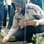 Kasat Binmas AKP Widya saat melakukan peletakan batu pertama.