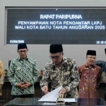 Wali Kota Batu, Nurochman saat Rapat Paripurna penyampaian nota pengantar LKPJ Tahun Anggaran 2025. (Ist)