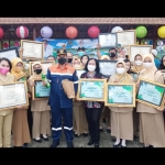 Wali Kota Madiun Maidi foto bersama dengan para kepala sekolah penerima penghargaan Adiwiyata. foto: HENDRO S/BANGSAONLINE