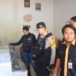 Kapolres AKBP Wahyu S Bintoro ketika mengecek salah satu TPS.