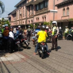 Petugas Satlantas saat menepikan dan memeriksa kelengkapan surat para pengendara sepeda motor yang terjaring operasi lalu lintas di depan SMPK Frateran Malang, Jl. Jaksa Agung Suprapto, Selasa (11/09). foto: IWAN/ BANGSAONLINE