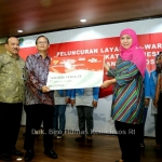 Menteri Sosial ketika menyerahkan Kartu Keluarga Sejahtera secara simbolis di Kota Bekasi sebagai kota peluncuran e-Warung terakhir tahun 2016. 