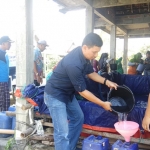 Ketua PWI Lamongan, Febri Bachtiar ikut membantu menyalurkan air bersih ke tempat yang telah disiapkan warga.