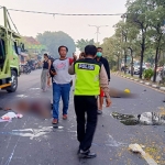 Petugas saat mengevakuasi kecelakaan di Jalan Raya Kludan, Sidoarjo.