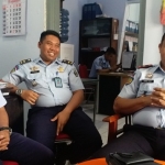 Ahmad Fauzi (kanan) Kepala Rutan Kelas II B Bangkalan yang didampingi Pradan Kasubsi Pelayanan Tahanan.