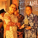 Bupati Indartato saat menerima piagam serta trofi penghargaan dari Gubernur Jatim.