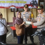 Penyerahan barang bukti motor kepada kepada korban curanmor.