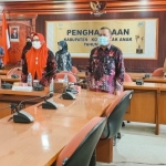 Wabup Bu Min saat mengikuti rapat virtual dengan Kementerian PPPA. (foto: SYUHUD/BANGSAONLINE)