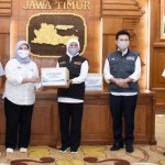 Gubernur Jawa Timur, Khofifah Indar Parawansa saat menerima bantuan 100.000 tablet obat Avigan dari Kementerian BUMN melalui Indonesia Health Corporation (IHC) di Gedung Negara Grahadi, Surabaya, Jumat (3/7/2020). foto: ist/ bangsaonline.com