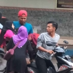 Warga saat membawa korban ke rumah sakit.