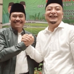 Qosim dan Alif bersalaman usai mengikuti pemaparan visi misi yang digelar DPC PPP Gresik. foto: SYUHUD/ BANGSAONLINE