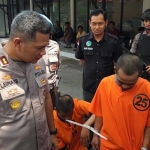 Modin tersangka peredaran pil koplo, Moh Misbahul Munir, saat dimintai keterangan oleh Kapolres Blitar AKBP Leonard M Sinambela.