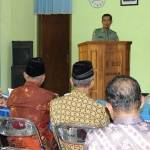 Kepala Bapemas Kabupaten Blitar memberikan sosialisasi tentang ADD dan DD kepada pemerintah desa. foto: tri susanto/BANGSAONLINE