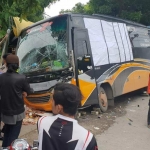 Kondisi bus usai diseruduk dump truk pemuat galian C yang remnya blong. foto: SYUHUD/ BANGSAONLINE