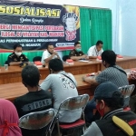 Sekretaris Disperindag Nganjuk, Heru Purnomo saat membuka sosialisasi Berantas Rokok Ilegal, Rabu (11/11). foto: BAMBANG/ BANGSAONLINE