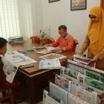 Suasana salah satu meja baca di Perpusda Tuban yang menyediakan beragam surat kabar, salah satunya HARIAN BANGSA.