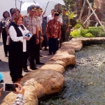 Deputi saat memberi makan ikan lele. Foto: SOFFAN/BANGSAONLINE
