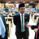 SOROTI SOPD: Ali Masykuri (kiri) berbincang dengan Ketua DPRD Sidoarjo H Sullamul Hadi Nurmawan (tengah) dan Sekretaris Komisi B Sujalil, usai Paripurna beberapa saat lalu. foto ilustrasi/ MUSTAIN/ BANGSAONLINE