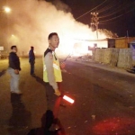 Kondisi gudang penggilingan pakan ternak saat terbakar. foto: ist.