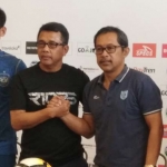 Perwakilan pelatih dan pemain Persela dan PSIS foto bersama usai jumpa pers. foto: NUR QOMAR/ BANGSAONLINE