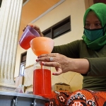 Proses penuangan hand soap ke botol. (foto: ist)