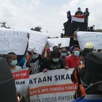 Aksi warga saat demo di depan pabrik gula PT. KTM.