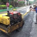 Petugas melakukan penambalan aspal di jalan berlubang. foto: RONY S/ BANGSAONLINE