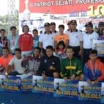 BERSAMA JUARA – Panglima TNI Jendral TNI Dr Moeldoko, Kapolri Jendral Polisi Sutarman dan Gubernur Jatim Dr Soekarwo pose bersama para juara lomba Lari 10 K Hari Jadi ke-69 TNI, Jl Gubenur Suryo 1, Surabaya, Minggu (14/9/2014). foto Puspen TNI untuk BangsaOnline

